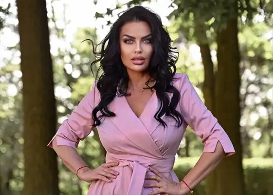Modelis su rožine DANA Collection suknele lauke