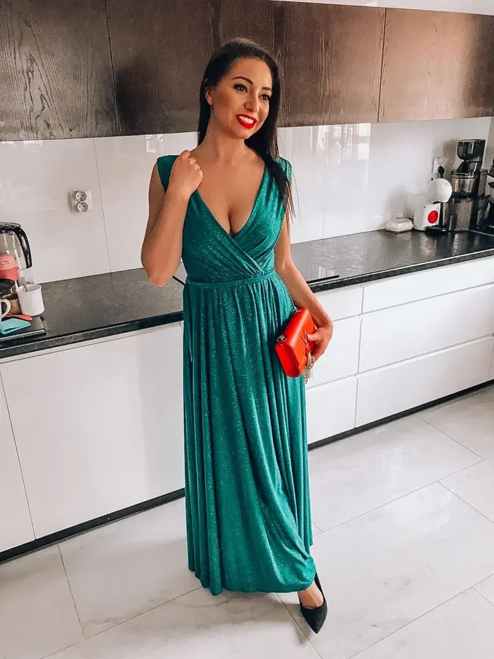 Modelis su ilga žalia DANA Collection suknele